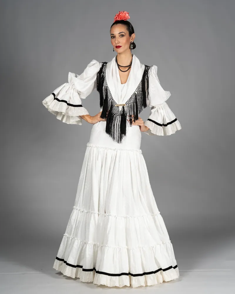 Traje Murillo 2026 (Batista beige raso negro)